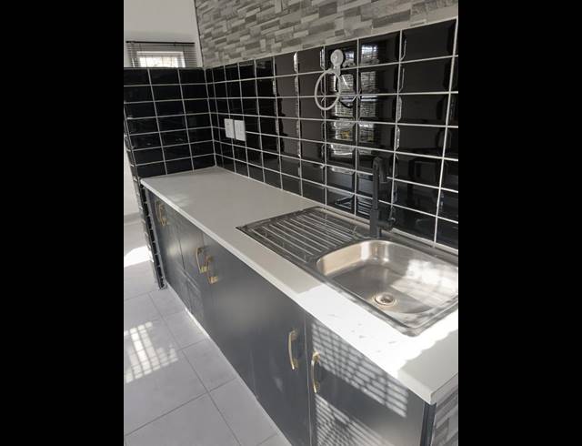 1 BEDROOM PROPERTY TO RENT IN NEWLANDS WEST